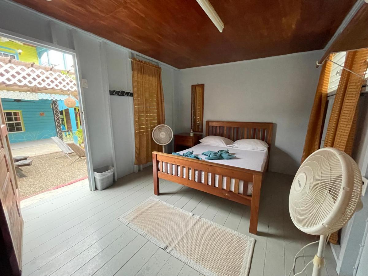 Sea N Sun Guest House Caye Caulker Exteriör bild
