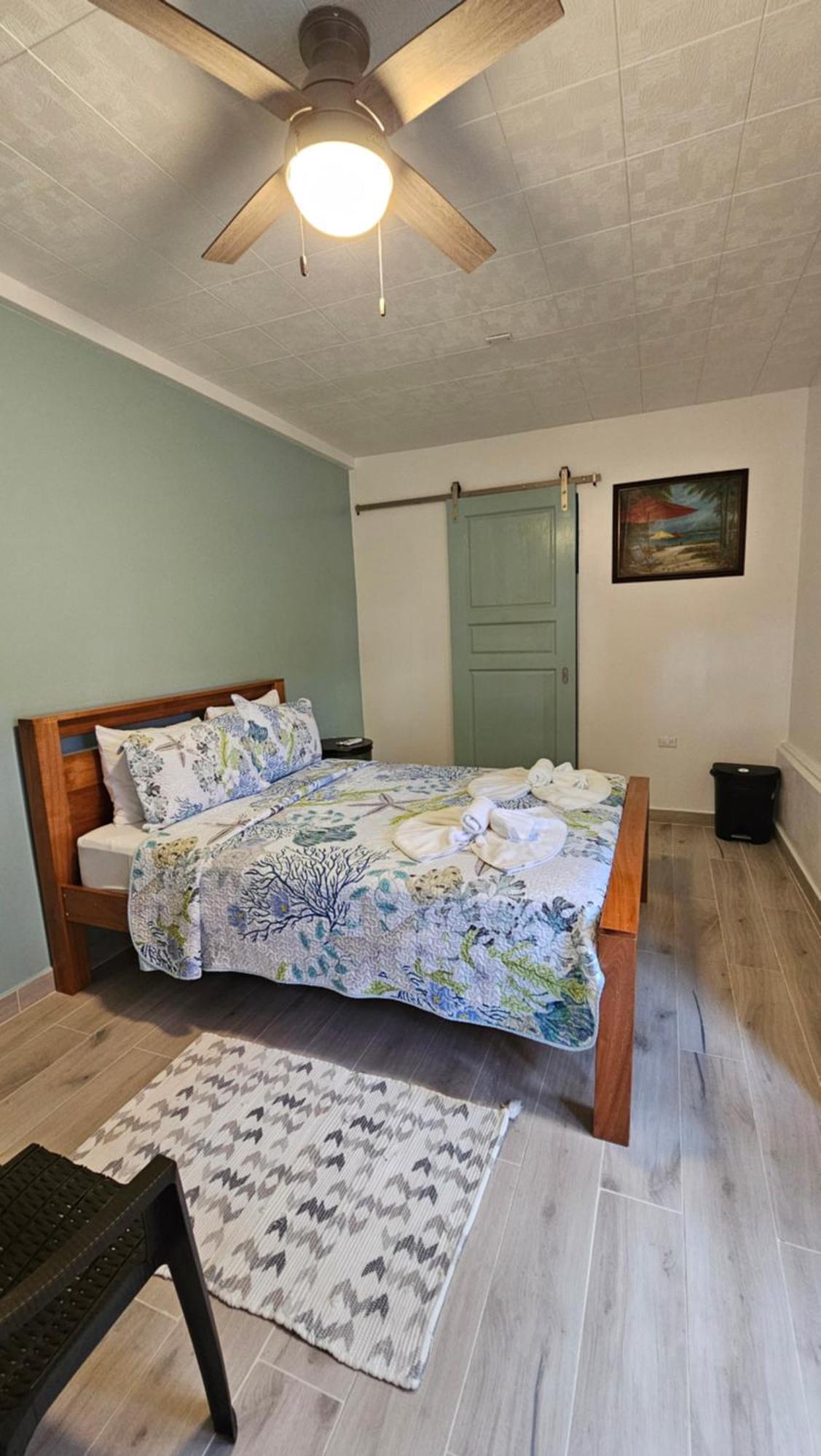 Sea N Sun Guest House Caye Caulker Exteriör bild