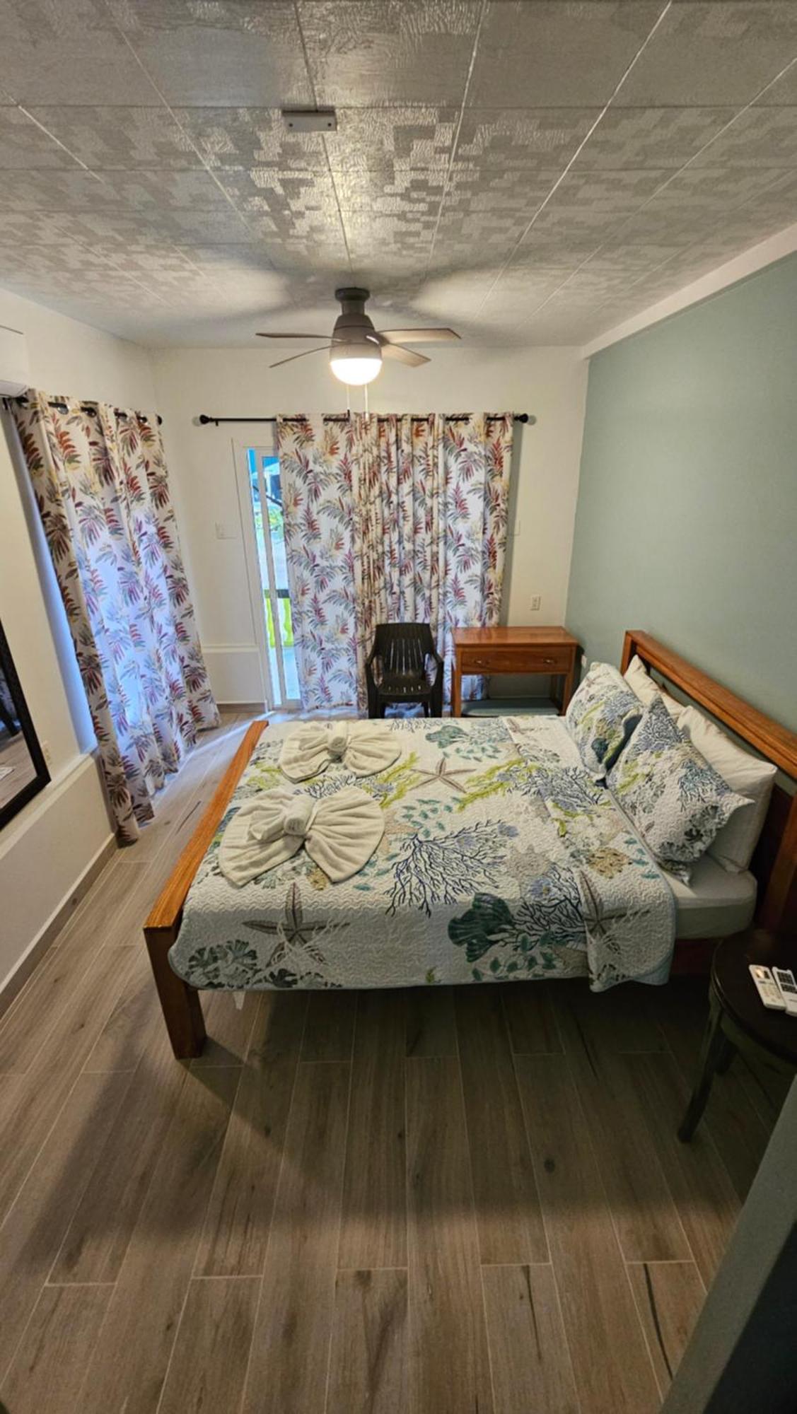 Sea N Sun Guest House Caye Caulker Exteriör bild
